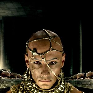 Para interpretar Xerxes em '300', Rodrigo Santoro precisava aparecer completamente sem pelos. A orientação da equipe de maquiagem levou o ator a fazer depilação com cera, mas a experiência foi tão dolorosa que ele decidiu abandonar o procedimento e passou a usar lâmina para raspar braços e pernas