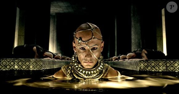Para interpretar Xerxes em '300', Rodrigo Santoro precisava aparecer completamente sem pelos. A orientação da equipe de maquiagem levou o ator a fazer depilação com cera, mas a experiência foi tão dolorosa que ele decidiu abandonar o procedimento e passou a usar lâmina para raspar braços e pernas