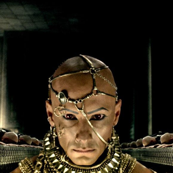 Para interpretar Xerxes em '300', Rodrigo Santoro precisava aparecer completamente sem pelos. A orientação da equipe de maquiagem levou o ator a fazer depilação com cera, mas a experiência foi tão dolorosa que ele decidiu abandonar o procedimento e passou a usar lâmina para raspar braços e pernas