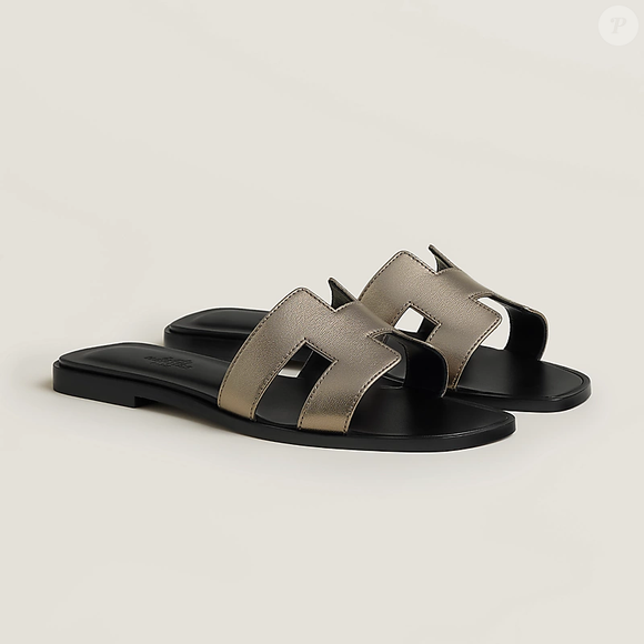 Inspiradas nos modelos icônicos da Hermès, as sandálias estilo 'slide' seguem como uma das maiores tendências da estação e dominam os looks minimalistas da estação