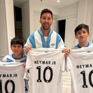 No início deste ano, Messi chegou a receber camisetas do Santos com o nome de Neymar e posou ao lado dos filhos com elas