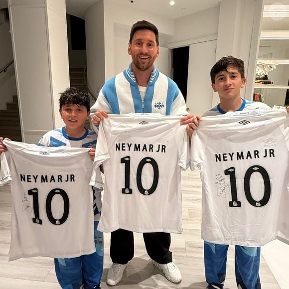 No início deste ano, Messi chegou a receber camisetas do Santos com o nome de Neymar e posou ao lado dos filhos com elas