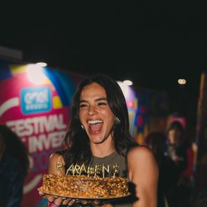 Bruna Marquezine deu início às comemorações ainda neste domingo (03), durante um festival de música no Rio de Janeiro