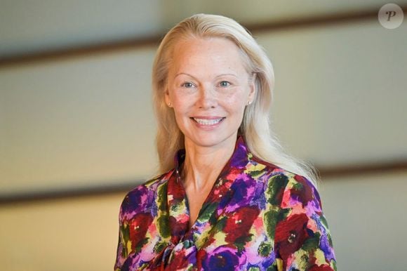 Pamela Anderson exibe sobrancelha fina e naturais