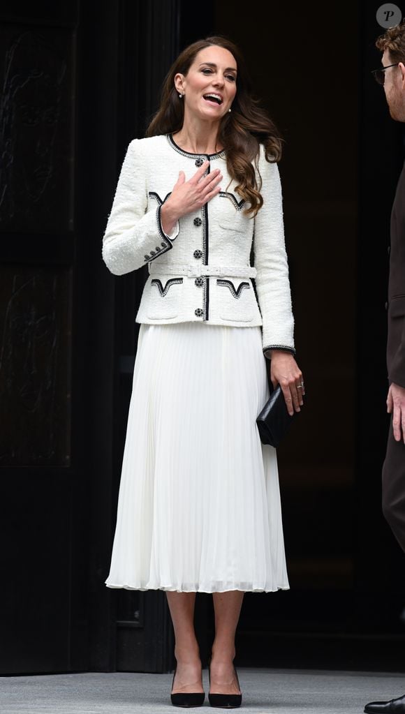 Tweed faz parte do armário de Kate Middleton: faça como a princesa, e combine peça de frio com saia ou calça, por exemplo.