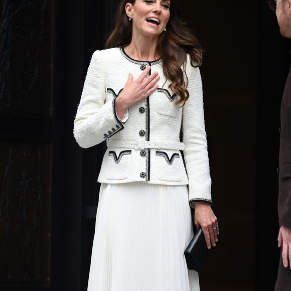 Tweed faz parte do armário de Kate Middleton: faça como a princesa, e combine peça de frio com saia ou calça, por exemplo.