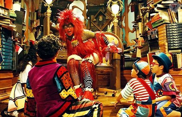 Relembrando os velhos tempos – Uma cena clássica de Castelo Rá-Tim-Bum, onde a Caipora interagia com os visitantes do castelo.