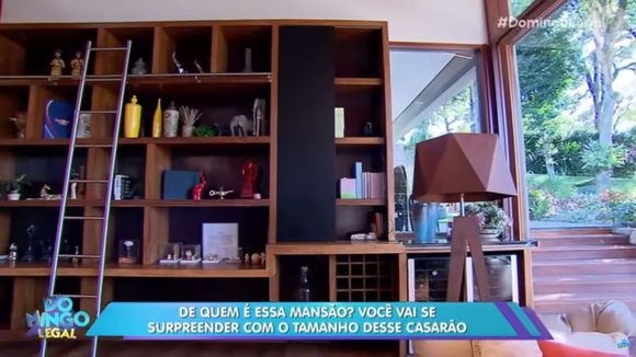 Casa de Viih Tube e Eliezer: estante ampla está presente na decoração