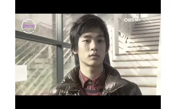 No dorama 'Seven Years of Love' (2009), Kim Soo-hyun ainda estava com seu cabelo comprido