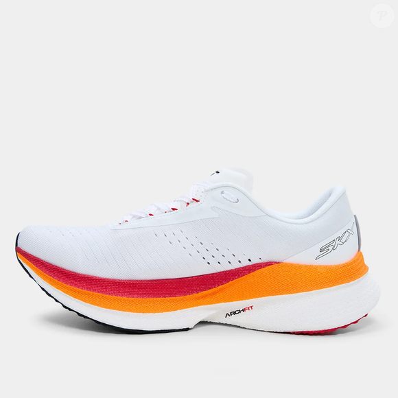 Adeus aos sapatos desconfortáveis: o Skechers Aero Razor chega ao mercado brasileiro com proposta focada em conforto absoluto, leveza e segurança durante caminhadas e corridas do dia a dia