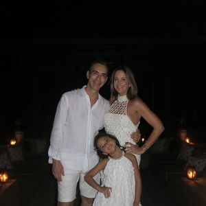 Ticiane Pinheiro celebrou a chegada de 2025 com um look branco ao lado do esposo César Tralli e da filha Manuella na Bahia.