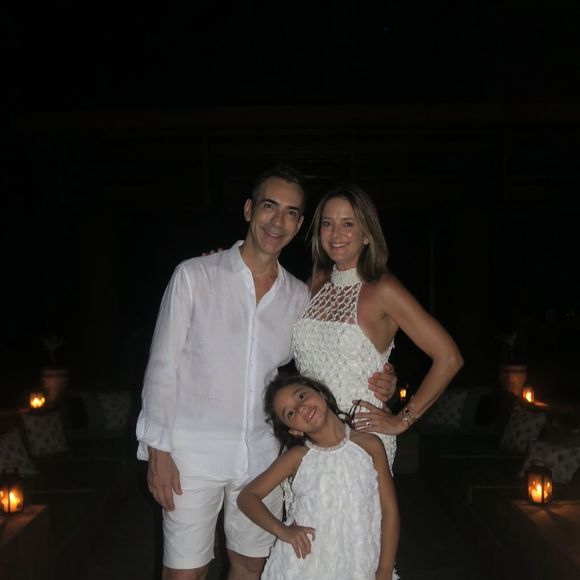 Ticiane Pinheiro celebrou a chegada de 2025 com um look branco ao lado do esposo César Tralli e da filha Manuella na Bahia.