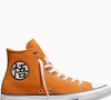 A edição limitada da Converse inspirada em Dragon Ball Z também apresenta um patch exclusivo de Goku no tornozelo e placas traseiras personalizadas com a parceria, reforçando a proposta de unir o visual tradicional do Chuck Taylor ao universo do anime