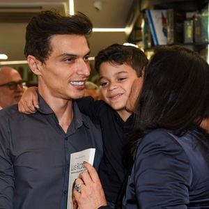 Filho de Mara Maravilha ganhou carinho da mãe e colo do pai
