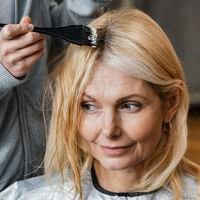 Helena Rodero, farmacêutica: ‘Ao pintar os cabelos brancos em casa, não devemos arrastar o produto; é preciso depositar a tintura e cobrir bem a raiz’