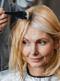 Helena Rodero, farmacêutica: ‘Ao pintar os cabelos brancos em casa, não devemos arrastar o produto; é preciso depositar a tintura e cobrir bem a raiz’