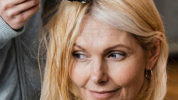 Helena Rodero, farmacêutica: ‘Ao pintar os cabelos brancos em casa, não devemos arrastar o produto; é preciso depositar a tintura e cobrir bem a raiz’