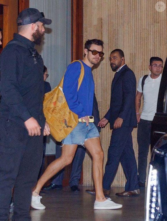 Harry Styles desembarca no Brasil, explora São Paulo como um morador local e surpreende fãs antes da série de apresentações da turnê