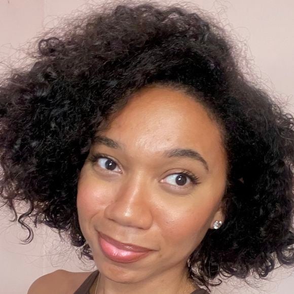 Telespectadora de 'Vale Tudo', Victoria Souza se inspirou na personagem de Maria de Fátima para adotar cabelo curto