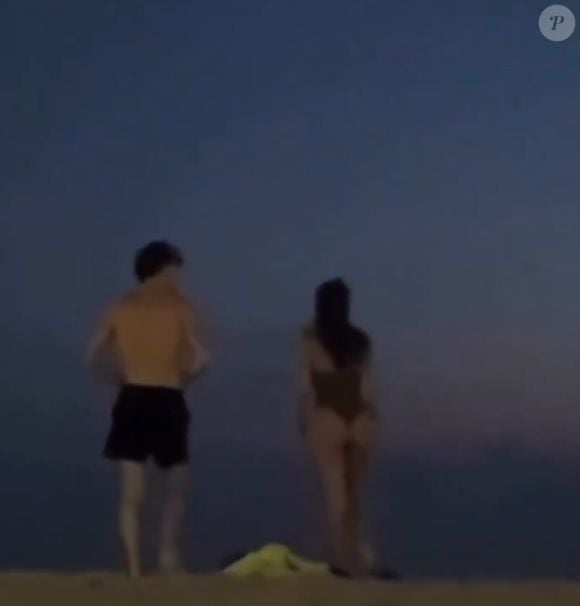 Bruna Marquezine e Shawn Mendes estão juntos desde 2025 - na foto, tirada por fãs, casal curte praia do Rio