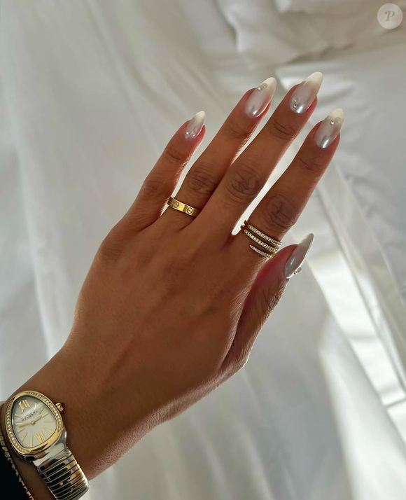 Unhas peroladas - Com acabamento luminoso e sofisticado, as unhas peroladas surgem como aposta elegante do outono de 2026, elevando produções com um toque discreto de luxo