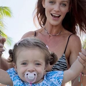 Pedro Scooby confirmou o fim do casamento com Cintia Dicker e revelou que os dois continuam convivendo como família. Segundo informações de Lucas Pasin, do Metrópoles, o surfista afirmou que, mesmo separados há dois meses, eles viajaram juntos em família e continuarão unidos pela filha Aurora, de 3 anos