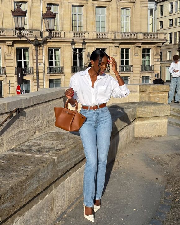 Combinar o Converse Chuck 70 De Luxe Pointed Hi com calça jeans clara e camisa branca pode ser a escolha perfeita para mulheres elegantes que gostam de unir conforto, sofisticação e um toque fashionista no visual do dia a dia