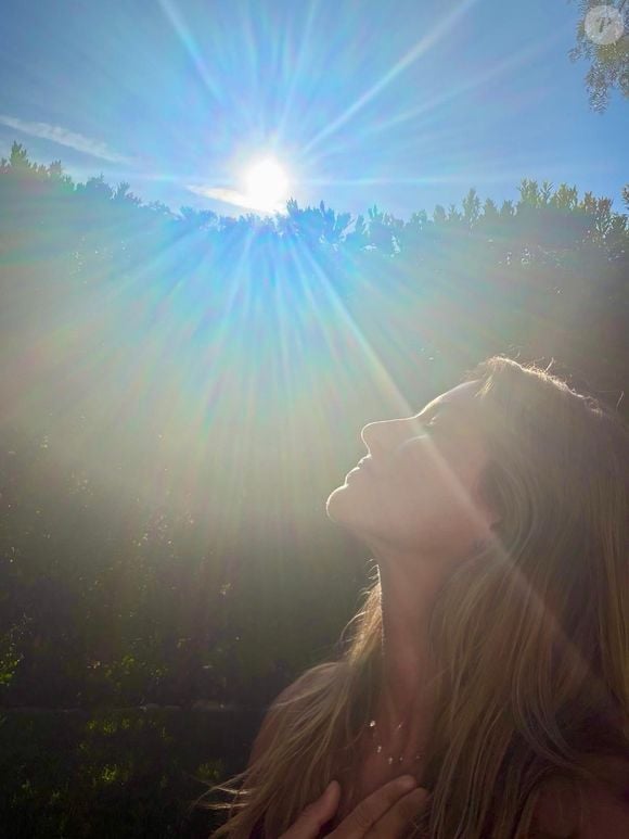Gisele Bündchen publicou imagens da festa em seu perfil do Instagram e apareceu contemplando o sol