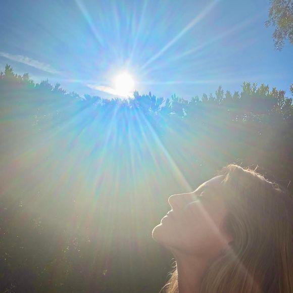 Gisele Bündchen publicou imagens da festa em seu perfil do Instagram e apareceu contemplando o sol