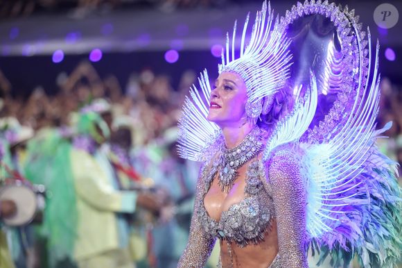 Emoção tomou conta de Paolla Oliveira, rainha de bateria da Grande Rio, no desfile de 2025