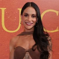 Ex de Marcelinho Calil, diretor da Viradouro, Thamires Hauch valoriza barriga definida em lançamento de 'El Turco' e elogia Can Yaman: 'Obrigada por sua...'