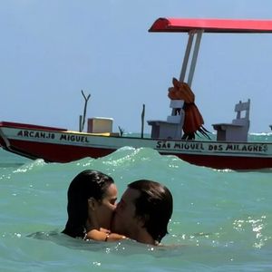 Beijo de Bruna Marquezine e Shawn Mendes: foto mostra momento romântico em Milagres, Alagoas, durante o pré-réveillon