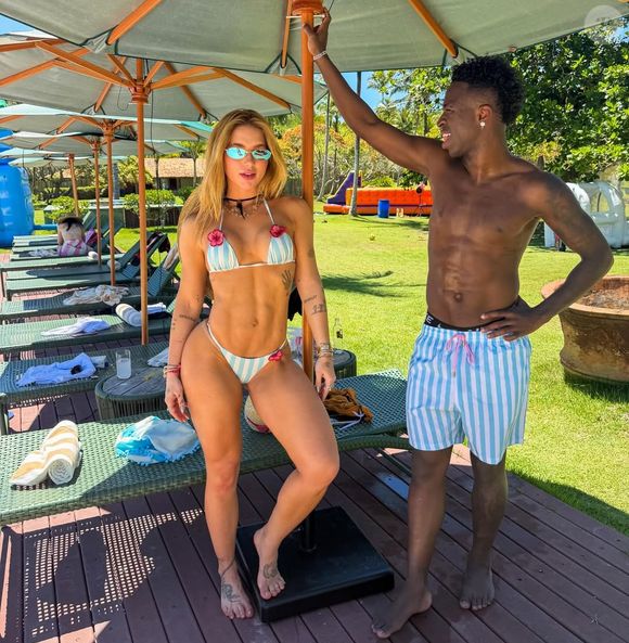 Virginia Fonseca e Vini Jr. combinaram looks durante férias em pousada de luxo em Trancoso