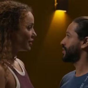 Gilda e Pascoal deixam o flerte de lado e assume o namoro na novela Vale Tudo