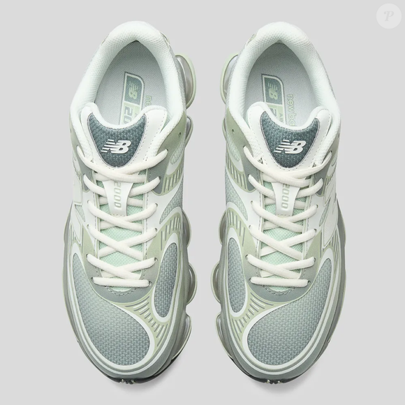 O verde em tom de sorvete de matcha transforma o New Balance ABZORB 2000 em protagonista até dos looks mais básicos, funcionando como um ponto de cor para produções casuais e esportivas