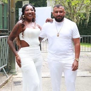 Silvana, mãe de Ludmilla, chegou com o marido ao chá revelação da filha