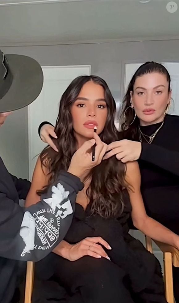 Na última semana, Bruna Marquezine foi para o Canadá e foi clicada com o famosos maquiador Hung Vanngo