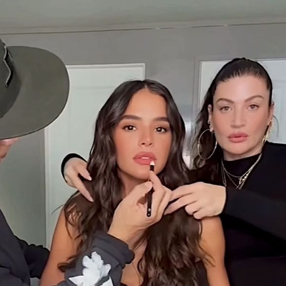 Na última semana, Bruna Marquezine foi para o Canadá e foi clicada com o famosos maquiador Hung Vanngo