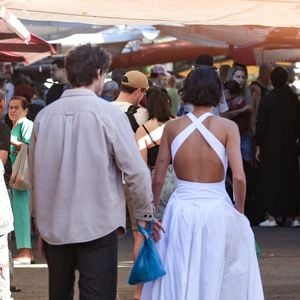 Bruna Marquezine apostou em um vestido branco romântico para ir à feira com Shawn Mendes