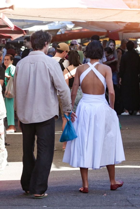 Bruna Marquezine apostou em um vestido branco romântico para ir à feira com Shawn Mendes