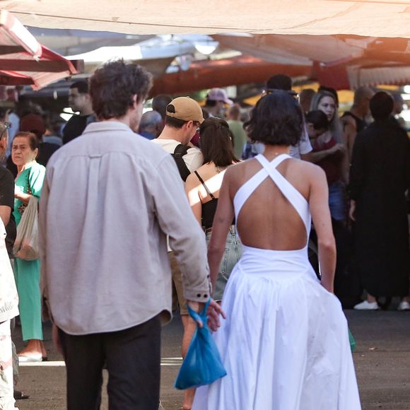Bruna Marquezine apostou em um vestido branco romântico para ir à feira com Shawn Mendes
