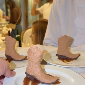 Já vieram essa? Simone Mendes escolheu uma sobremesa de chocolate em formato de bota para sua festa