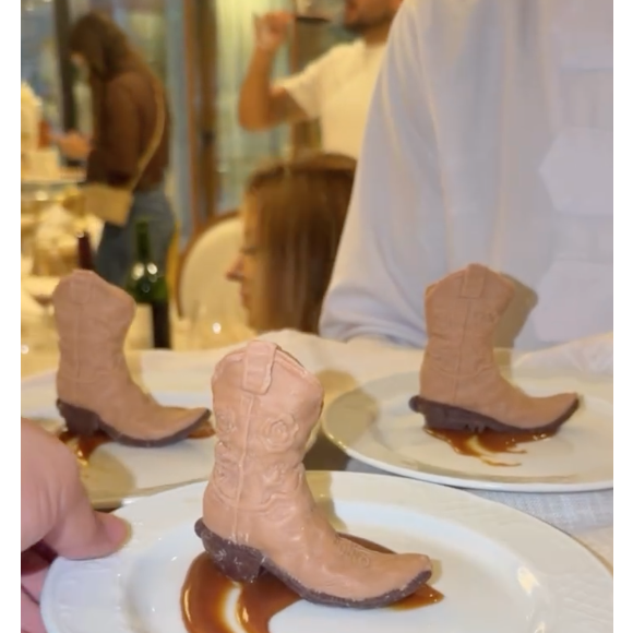 Já vieram essa? Simone Mendes escolheu uma sobremesa de chocolate em formato de bota para sua festa