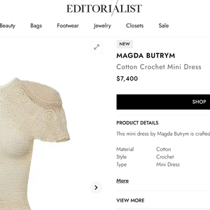 Emily Blunt brilhou na cerimônia da Calçada da Fama ao surgir com um vestido branco rendado inspirado no modelo 'Cotton Crochet Mini Dress', da Magda Butrym, avaliado em US$ 7.400, cerca de R$ 36,8 mil na cotação atual