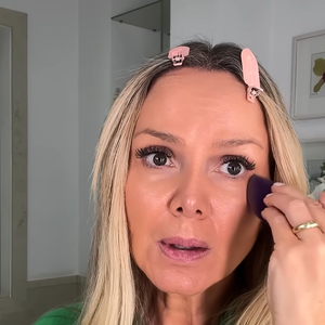 O chamado 'efeito lifting' pode ser criado visualmente com maquiagem a partir de uma técnica simples ensinada por Maria Ferjol. A maquiadora recomenda observar a linha imaginária diante do espelho e, a partir dela, não aplicar blush nem bronzer na região inferior do rosto