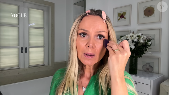 O chamado 'efeito lifting' pode ser criado visualmente com maquiagem a partir de uma técnica simples ensinada por Maria Ferjol. A maquiadora recomenda observar a linha imaginária diante do espelho e, a partir dela, não aplicar blush nem bronzer na região inferior do rosto