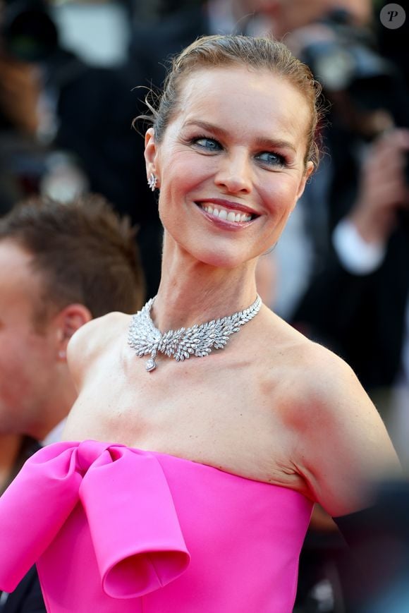 Eva Herzigová exibe maquiagem com lápis de olho preto na linha d'água em Cannes 2025