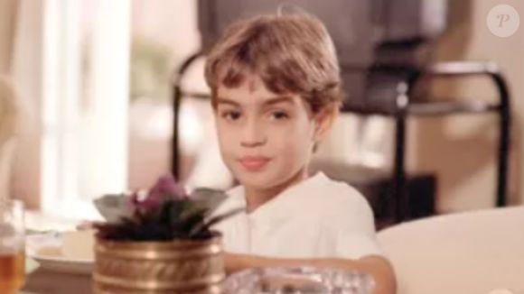 Luizinho, filho de Assunção, verá o pai mexer o pé na novela 'História de Amor'.