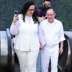 Renato Aragão e Lílian Aragão chegaram de mãos dadas à missa de ação de graças ao humorista por seus 90 anos
