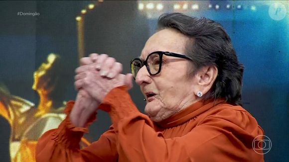 Tânia Maria chorou ao ser homenageada na TV